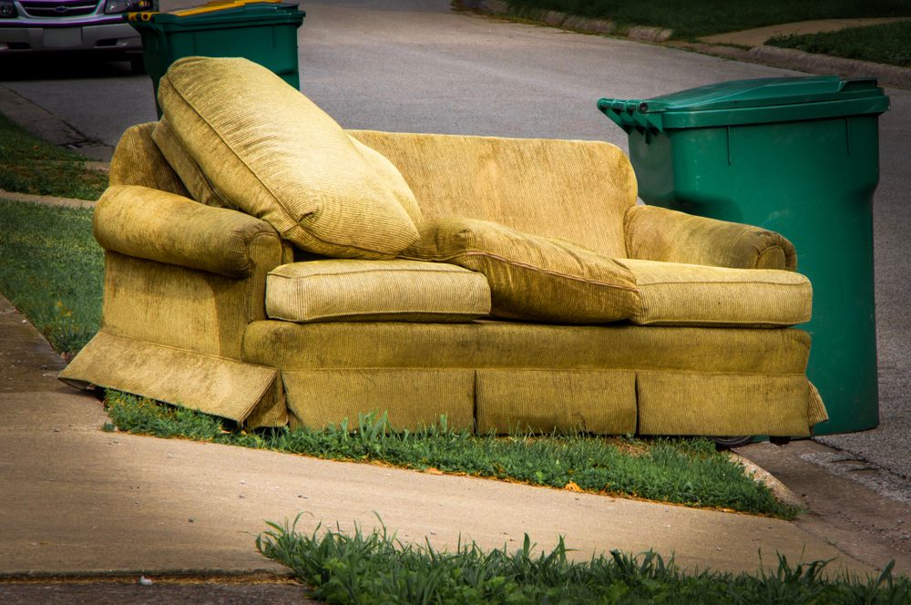 Couch,Placed,By,Curbside,Next,To,Garbage,Can,On,Bulk